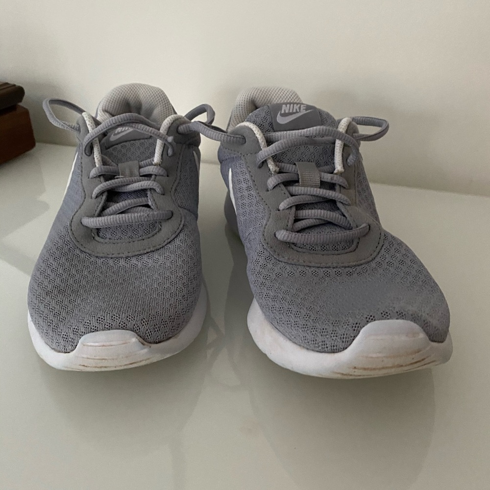 Nike Gray and White Size 7 - Picture 4 of 5